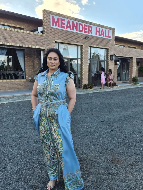 Meander hall