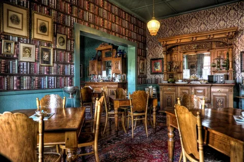 Her Majesteas Salon at Oak View Manor (appointment essential)
